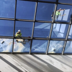 نظافة الاسقف الزجاجية - خدمة مقدمة من شركة الهلال للخدمات الفندقية -