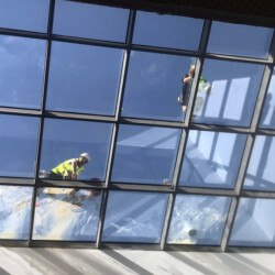 نظافة الواجهات و الاسقف بواسطة شركة الهلال للخدمات الفندقية