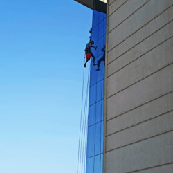 نظافة الواجهات بواسطة شركة الهلال للخدمات الفندقية