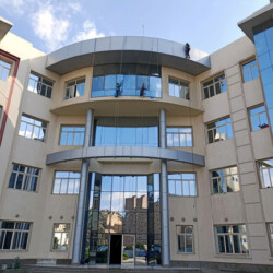 نظافة الواجهات الزجاجية - من شركة الهلال للخدمات الفندقية