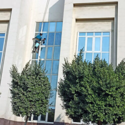 نظافة الواجهات الزجاجية بواسطة شركة الهلال للخدمات الفندقية