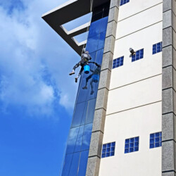 نظافة الواجهات بواسطة شركة الهلال للخدمات الفندقية