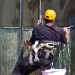 تنظيف واجهات زجاجية - الهلال للخدمات الفندقية