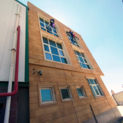 نظافة الواجهات الحجرية بواسطة شركة الهلال للخدمات الفندقية