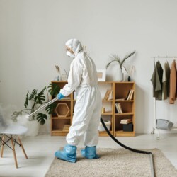 طاقم التعقيم أثناء القيام بمهامهم الموكلة اليهم من شركة الهلال للخدمات الفندقية