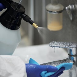 طاقم التعقيم أثناء القيام بمهامهم الموكلة اليهم من شركة الهلال للخدمات الفندقية